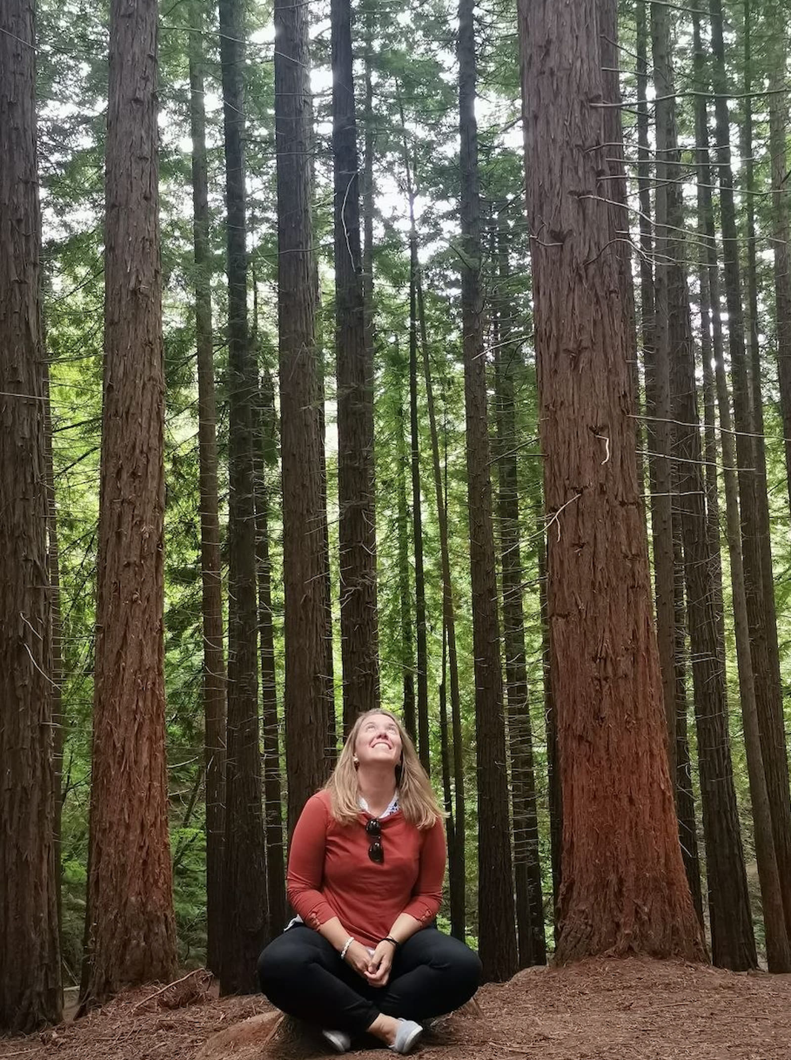 Clara de Castro en el bosque, conectando con la calma y la naturaleza.