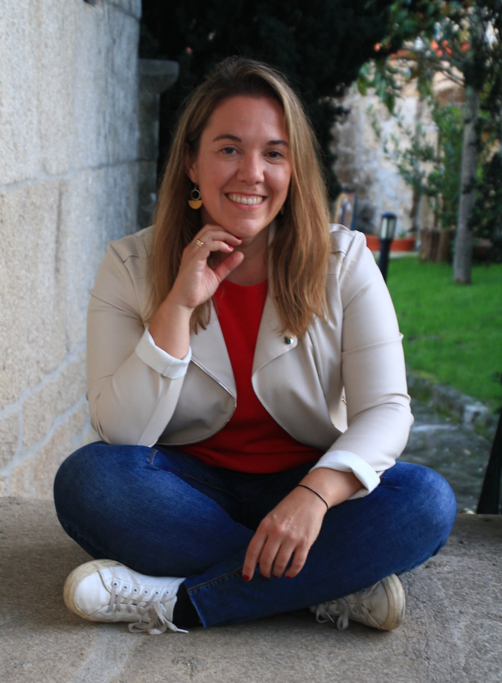 Clara de Castro, consultora para personas altamente sensibles, en una postura relajada y reflexiva.